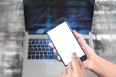 Bir elde ekran akıllı telefonuna dokun