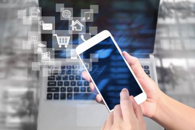 Bir elde ekran akıllı telefonuna dokun