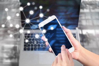 Bir elde ekran akıllı telefonuna dokun