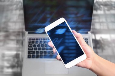 Bir elde ekran akıllı telefonuna dokun