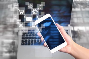 Elinizdeki akıllı telefona dokunun