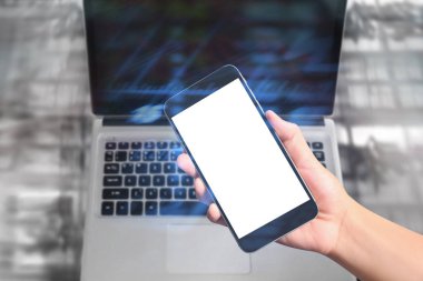 Bir elde ekran akıllı telefonuna dokun