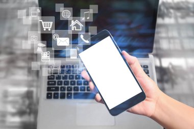 Bir elde ekran akıllı telefonuna dokun