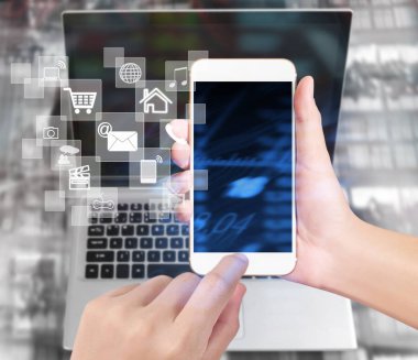 Elinizdeki akıllı telefona dokunun