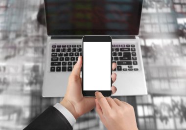 Bir elde ekran akıllı telefonuna dokun