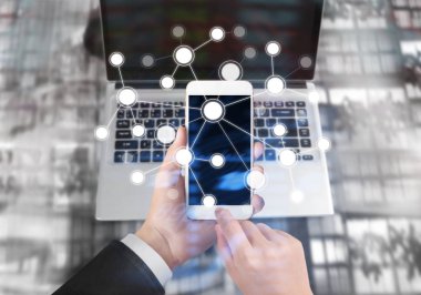 Bir elde ekran akıllı telefonuna dokun
