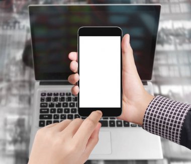 Bir elde ekran akıllı telefonuna dokun