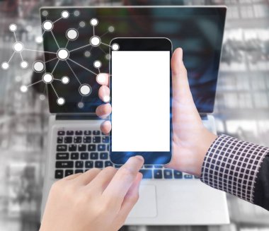 Bir elde ekran akıllı telefonuna dokun