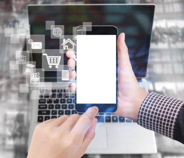 Bir elde ekran akıllı telefonuna dokun