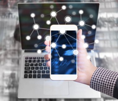 Bir elde ekran akıllı telefonuna dokun