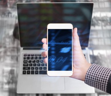 Elinizdeki akıllı telefona dokunun