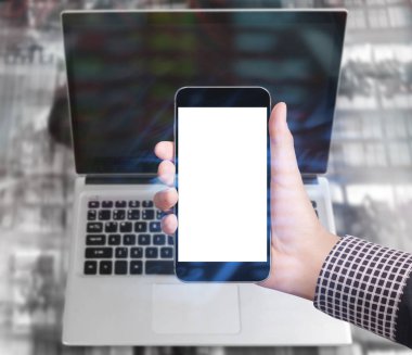 Bir elde ekran akıllı telefonuna dokun