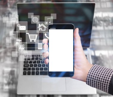 Bir elde ekran akıllı telefonuna dokun