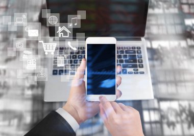 Bir elde ekran akıllı telefonuna dokun