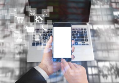 Bir elde ekran akıllı telefonuna dokun