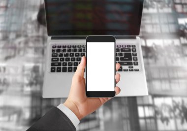 Bir elde ekran akıllı telefonuna dokun