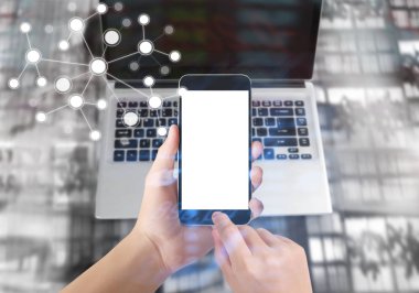 Bir elde ekran akıllı telefonuna dokun