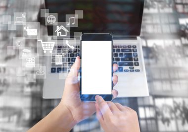 Bir elde ekran akıllı telefonuna dokun