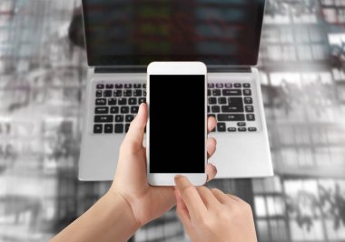 Bir elde ekran akıllı telefonuna dokun
