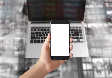 Bir elde ekran akıllı telefonuna dokun