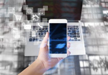 Bir elde ekran akıllı telefonuna dokun