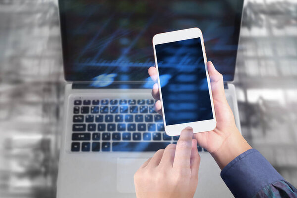 Сенсорный экран смартфона в руке