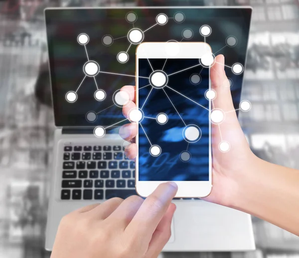 Elinizdeki akıllı telefona dokunun