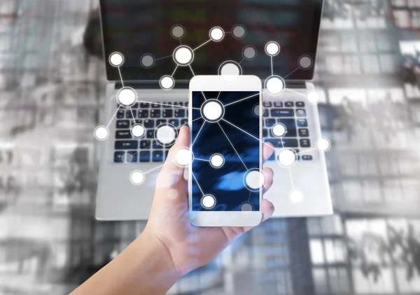 Elinizdeki akıllı telefona dokunun