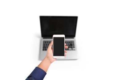 Bir elde ekran akıllı telefonuna dokun