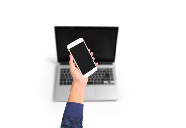 Bir elde ekran akıllı telefonuna dokun