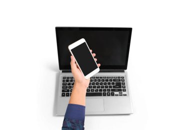 Bir elde ekran akıllı telefonuna dokun