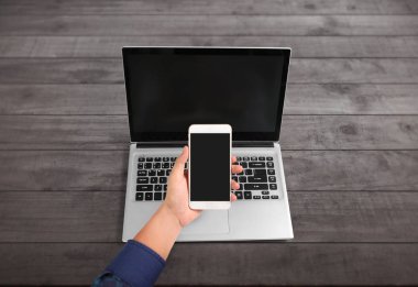 Bir elde ekran akıllı telefonuna dokun