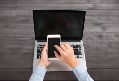 Bir elde ekran akıllı telefonuna dokun