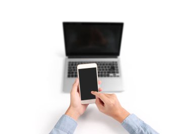 Bir elde ekran akıllı telefonuna dokun