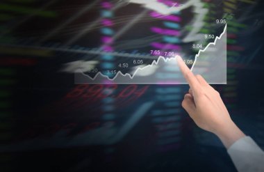 yatırım kavramı, işadamı ile elden gelen finansal simgeler