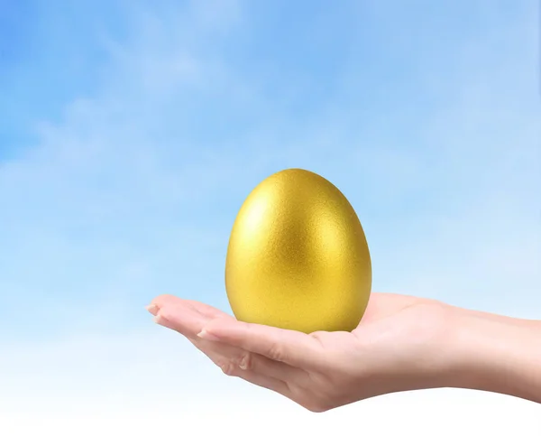 黄金の卵の開催 — ストック写真