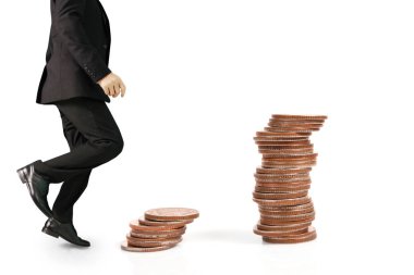 İşadamı, başarı ve yatırımı artıran madeni paraların üzerinde yürüyor