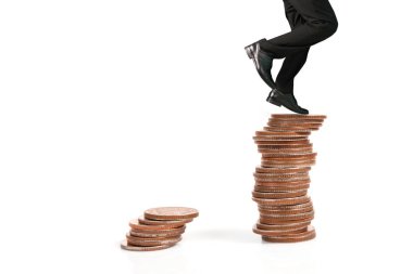 İşadamı, başarı ve yatırımı artıran madeni paraların üzerinde yürüyor