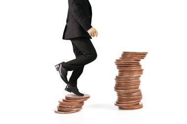 İşadamı, başarı ve yatırımı artıran madeni paraların üzerinde yürüyor