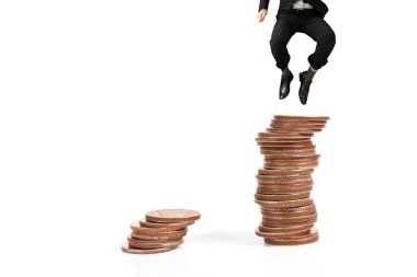 İşadamı, başarı ve yatırımı artıran madeni paraların üzerinde yürüyor