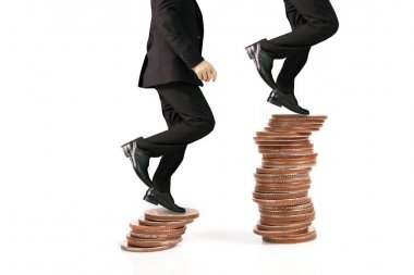 İşadamı, başarı ve yatırımı artıran madeni paraların üzerinde yürüyor