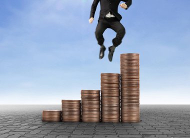 İşadamı, başarı ve yatırımı artıran madeni paraların üzerinde yürüyor
