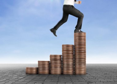 İşadamı, başarı ve yatırımı artıran madeni paraların üzerinde yürüyor