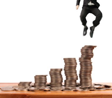 İşadamı, başarı ve yatırımı artıran madeni paraların üzerinde yürüyor