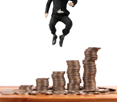 İşadamı, başarı ve yatırımı artıran madeni paraların üzerinde yürüyor