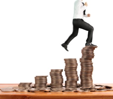 İşadamı, başarı ve yatırımı artıran madeni paraların üzerinde yürüyor