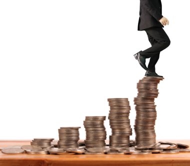 İşadamı, başarı ve yatırımı artıran madeni paraların üzerinde yürüyor