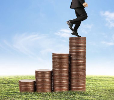 İşadamı yürümek sikkelerin yığın üzerinde başarı yetişen 