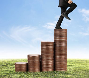 İşadamı yürümek sikkelerin yığın üzerinde başarı yetişen 