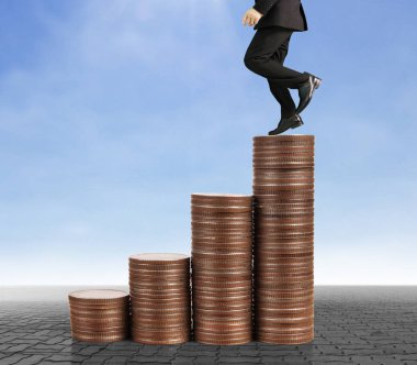 İşadamı yürümek sikkelerin yığın üzerinde başarı yetişen 